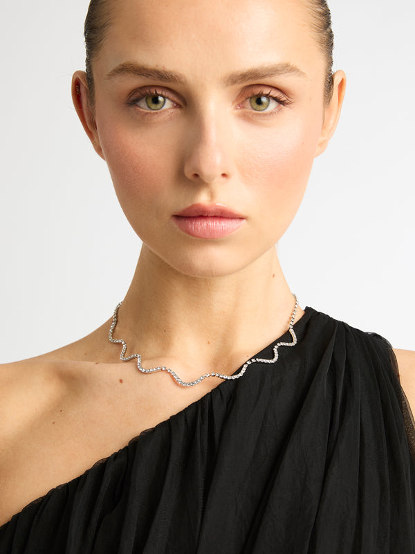 WAVY NECKLACE SILVER MODEL IMAGE