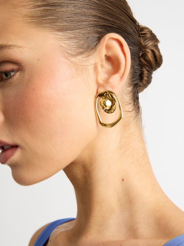 BALANCE EARRINGS GOLD MODEL IMAGE