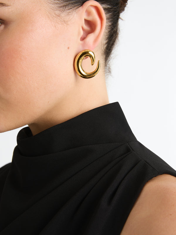 SHEIKE Swirl Earring Gold 1007198 Model Image