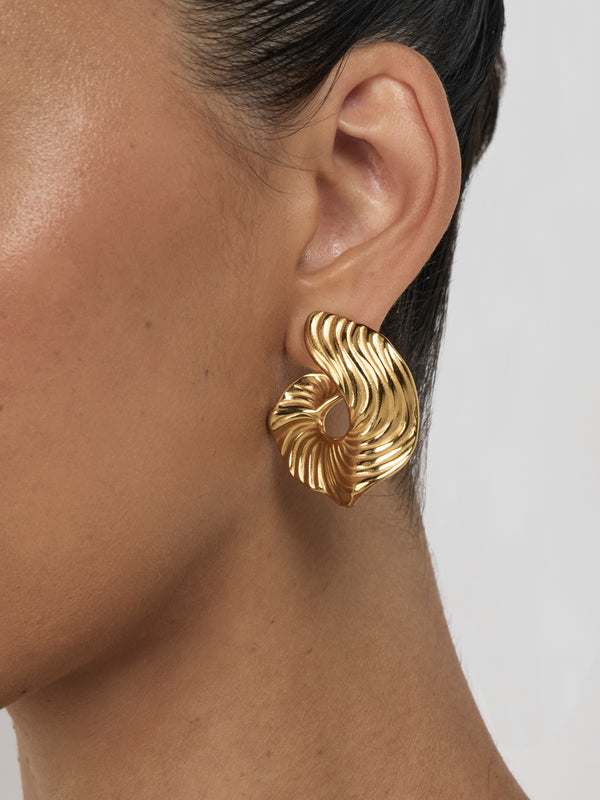 SHEIKE Camilla Earrings Gold 1007575 Model Image