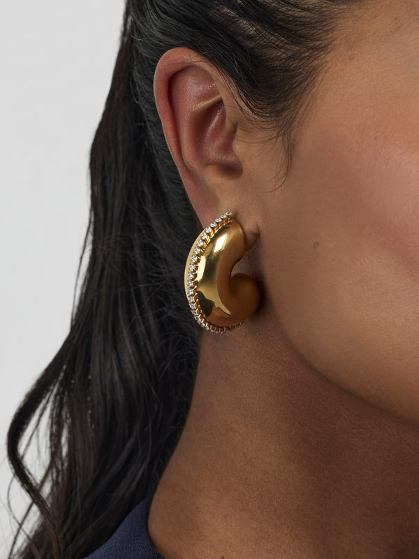 SHEIKE Leo Earrings Gold 1007579 Model Image